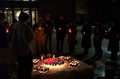 캐나다 토론토 주재 미국 영사관 앞에서 진행한 촛불로 태극기 만들기 퍼포먼스 